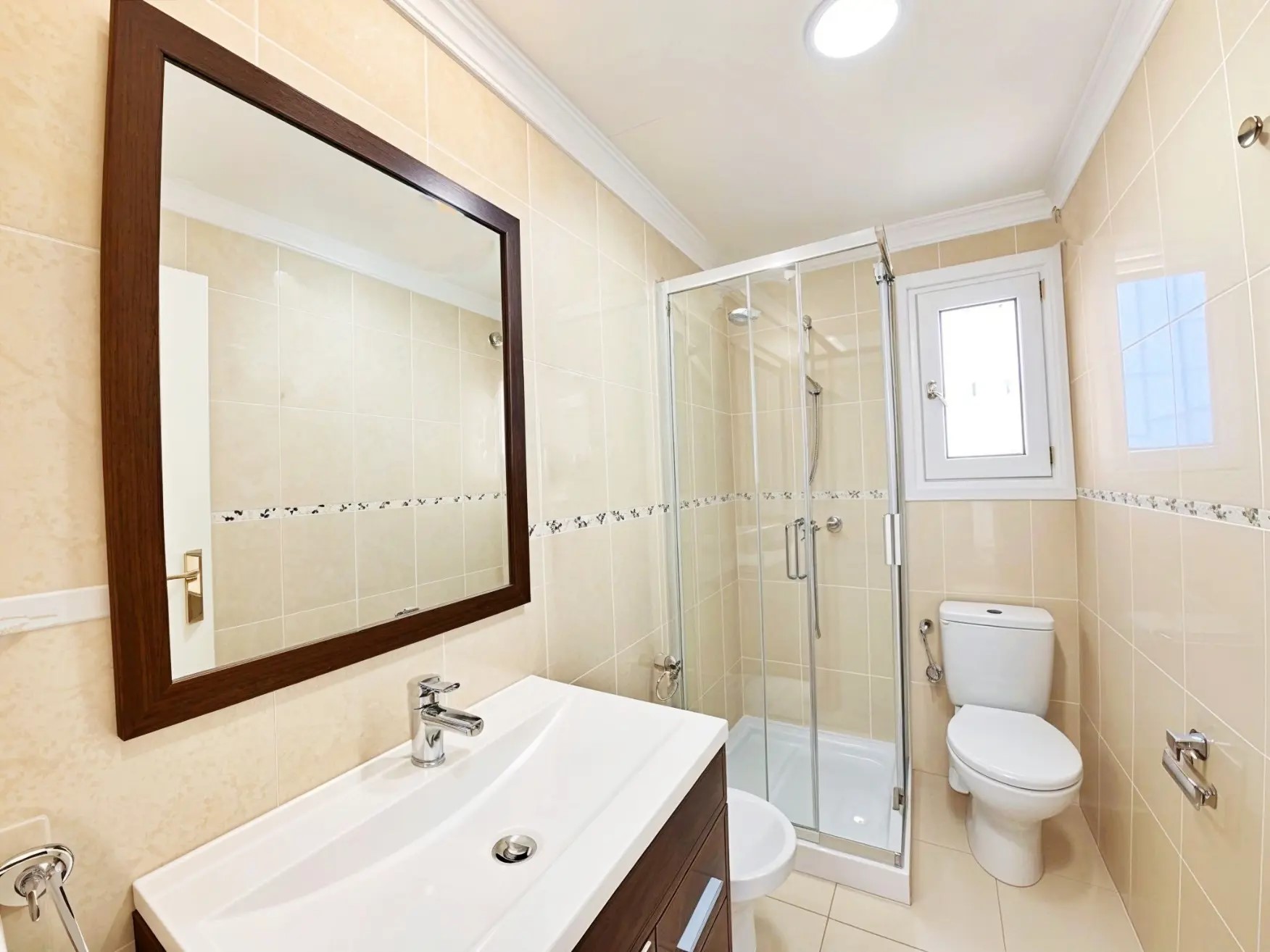 Baño real completo con ducha