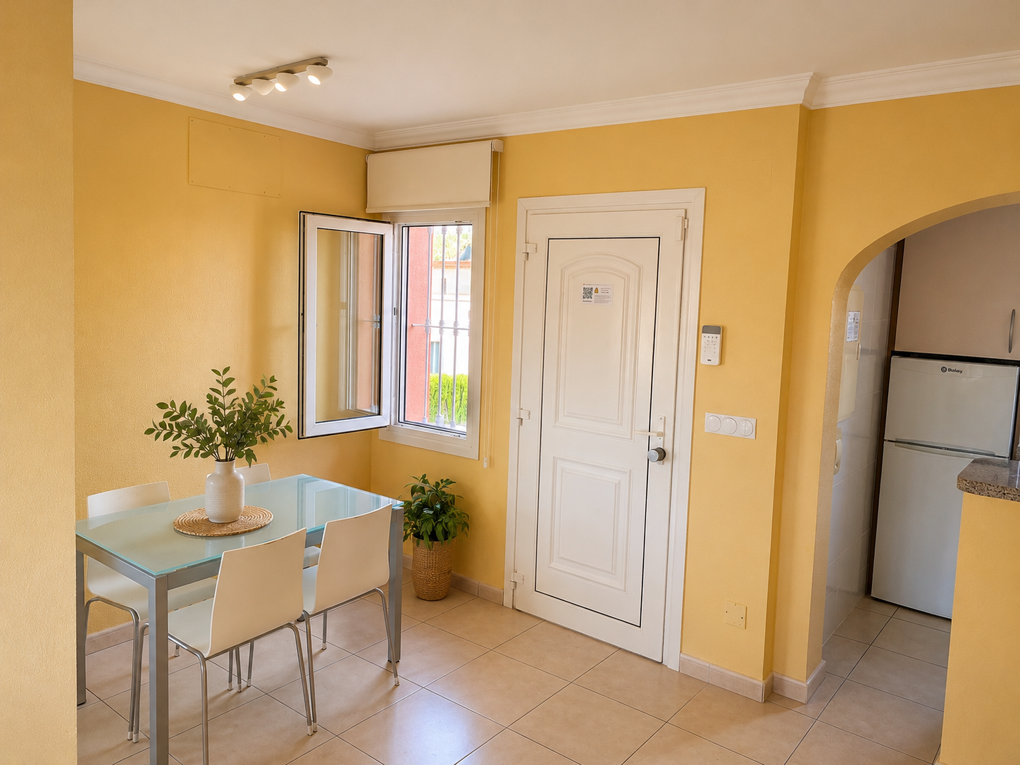 Comedor real del apartamento junto a la cocina