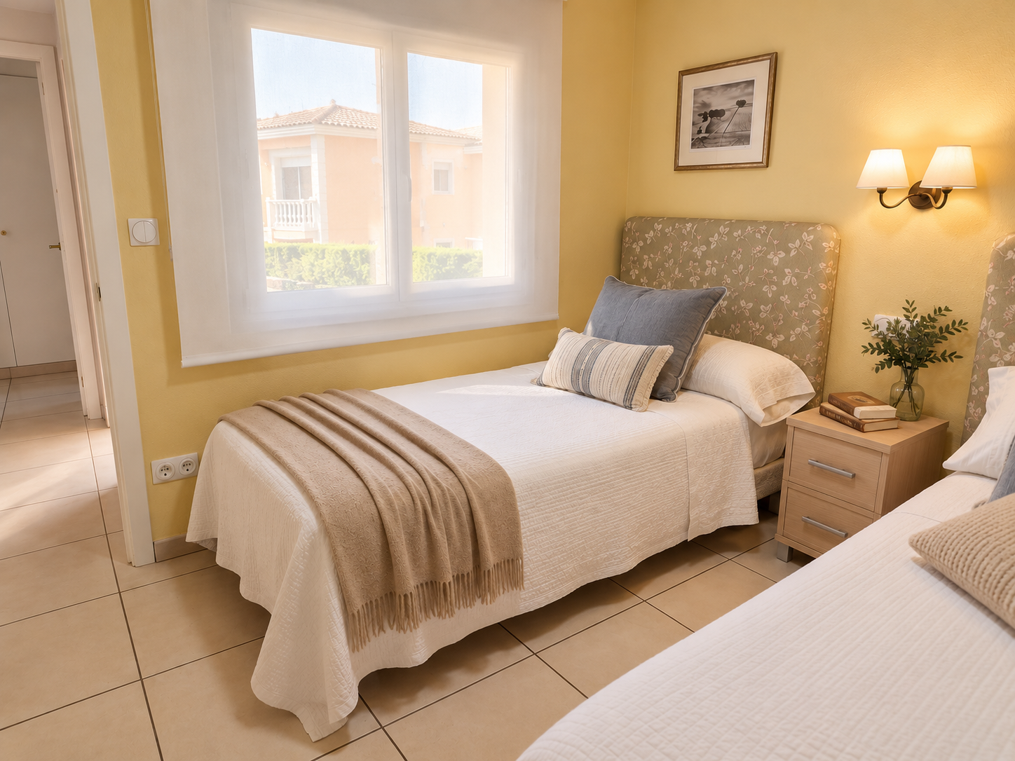 Dormitorio real y luminoso con dos camas individuales