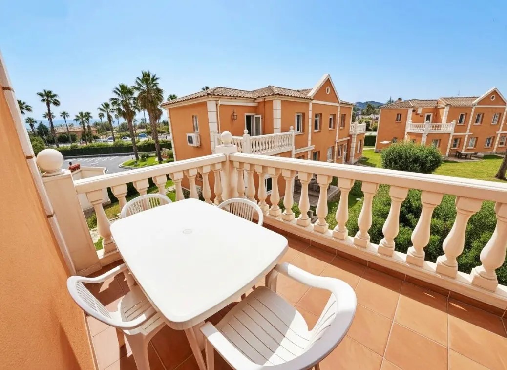 Segunda vista real de la terraza privada y la urbanización